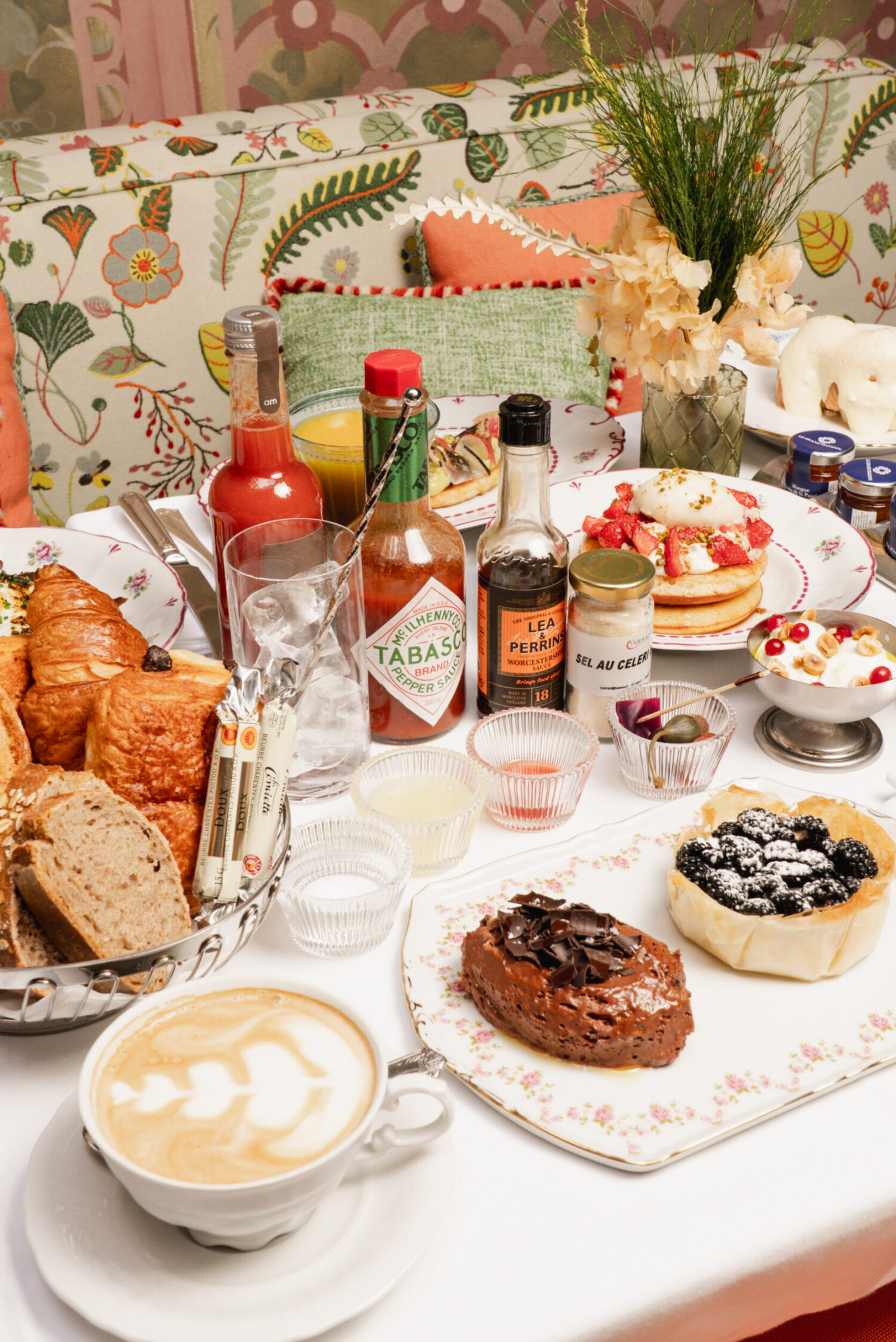 table dressée brunch viennoiserie boissons et desserts