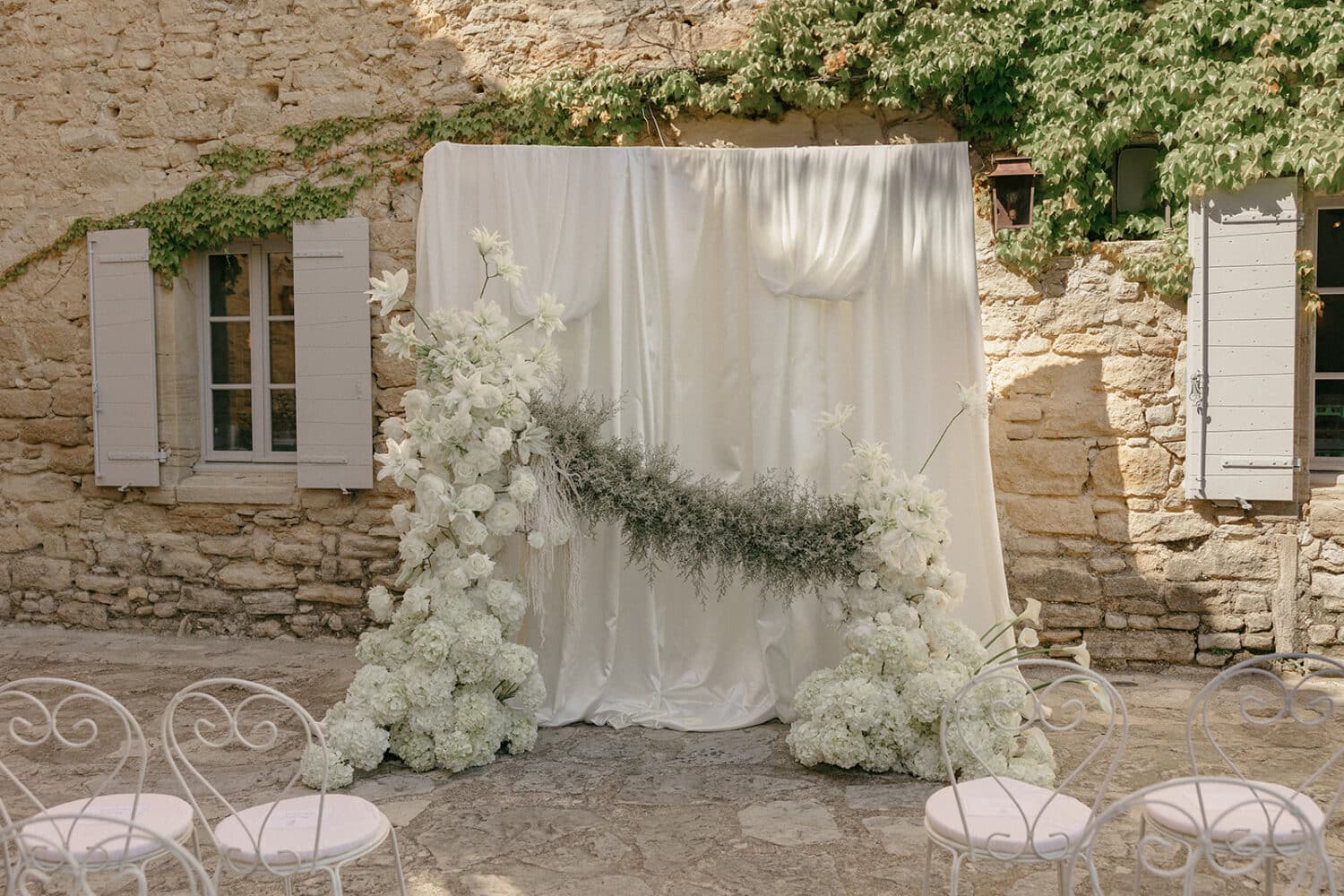 set up cérémonie de mariage terrasse crillon le brave